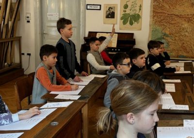 Četrtošolci v šolskem muzeju v Hrastniku